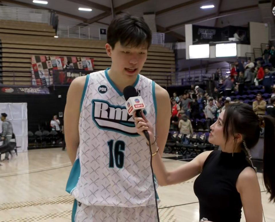 开云体育娱乐-10个助攻变2个，杨瀚森三双没了！8次秒传猪队友却吐饼，不如CBA